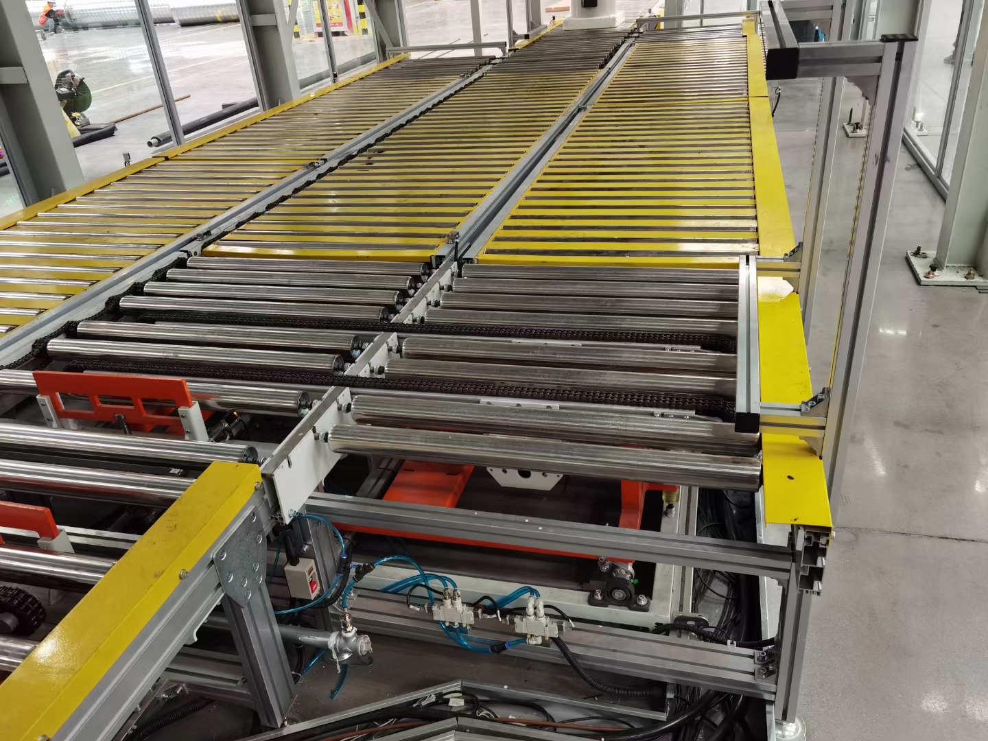 移栽滾筒輸送機(jī)，青島樂途行工業(yè)設(shè)備有限公司